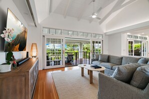 Smart-TV, Tischtennisplatte, Bücher, Stereoanlage