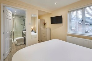 5 bedrooms, iron/ironing board, travel crib, free WiFi