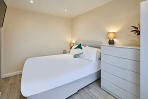 5 Schlafzimmer, Schreibtisch, BĂŒgeleisen/BĂŒgelbrett, kostenloses WLAN