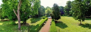 Garden view - Hotel Kaštieľ Mojmírovce (Mojmírovce)