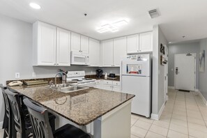 Geladeira, micro-ondas, fogão, cooktop