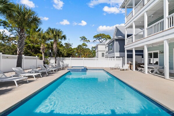 حمّام سباحة مُدفَّأ