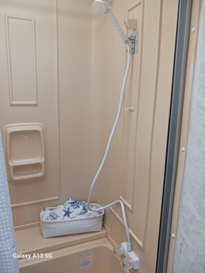 Secador de cabelo, toalhas de banho, sabonete, papel higiênico