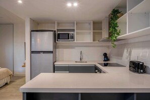 Microondas, cafetera y tetera, tostadora y utensilios de cocina 