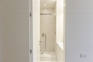 Douche, sĂšche-cheveux, bidet, serviettes fournies