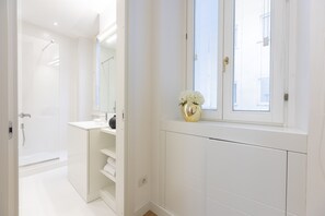 Shower, hair dryer, bidet, towels - Stay at this luxury apartment at Piazza Venezia for a wonderful holiday in Rome. (Roma)