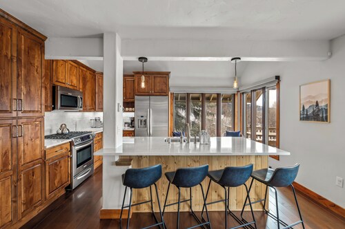 Tweedle Lodge | 4BD/4BA | Pet-Friendly Mountain Escape w/ Epic Views and EV Char