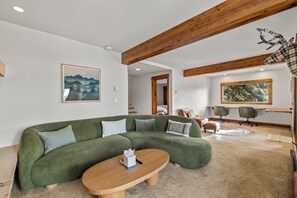 Televisión, chimenea y estéreo 