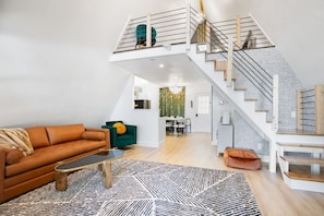 Una Smart TV, una chimenea