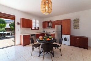 Villa, 2 Bedrooms, Mountain View | Living area