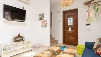 Vila, 2 quartos, vista para a montanha | Área de estar | TV de tela plana