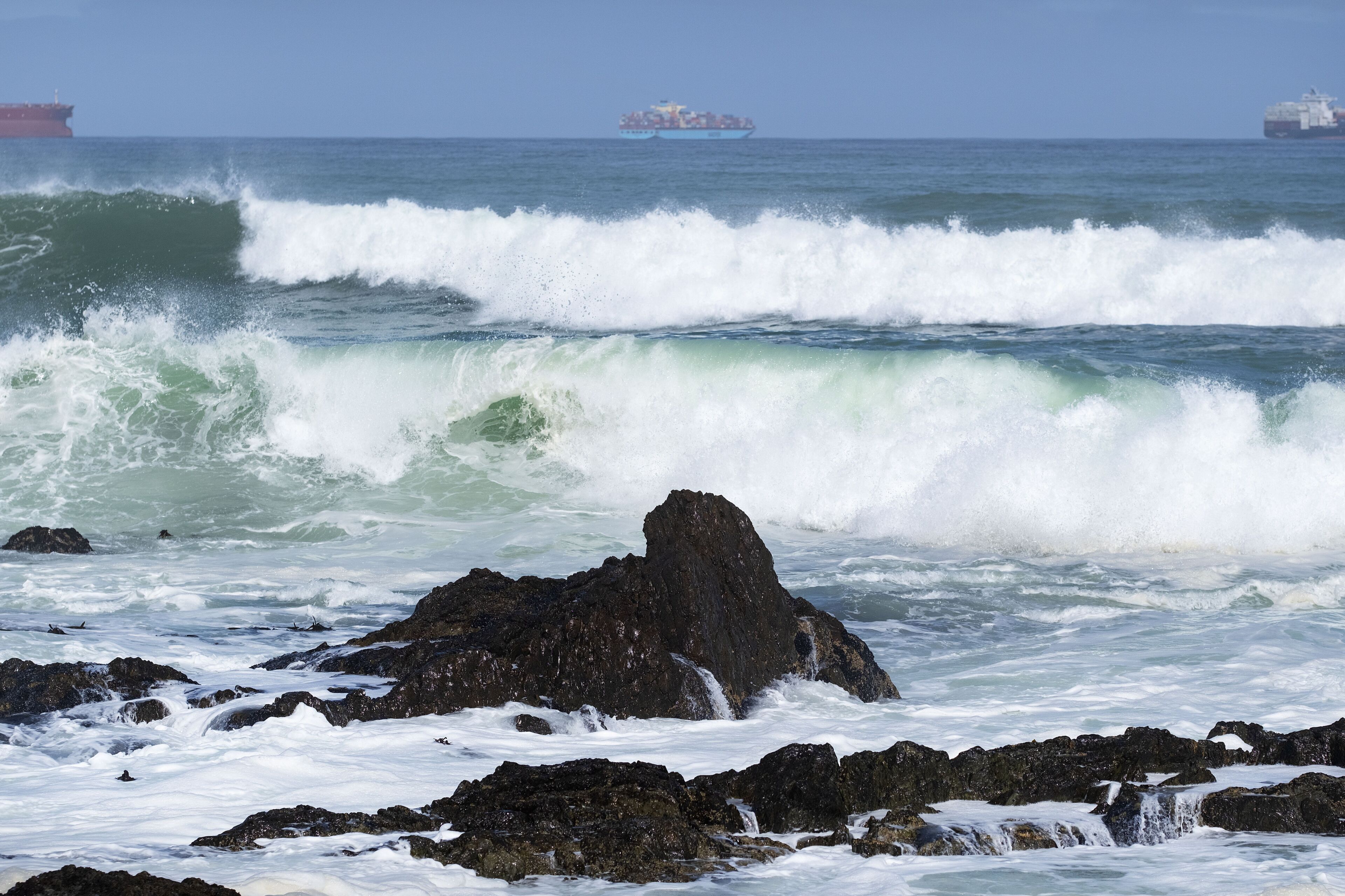Une côte rocheuse où les vagues s'écrasent contre les rochers.