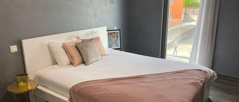 1 slaapkamer, een strijkplank/strijkijzer, wifi, beddengoed