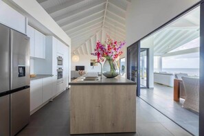 Fridge, microwave, oven, stovetop - Modern Vibrant Villa with Terrace & Private Pool (Curacao)