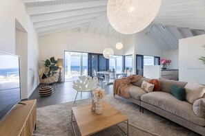 TV, offices - Modern Vibrant Villa with Terrace & Private Pool (Curacao)