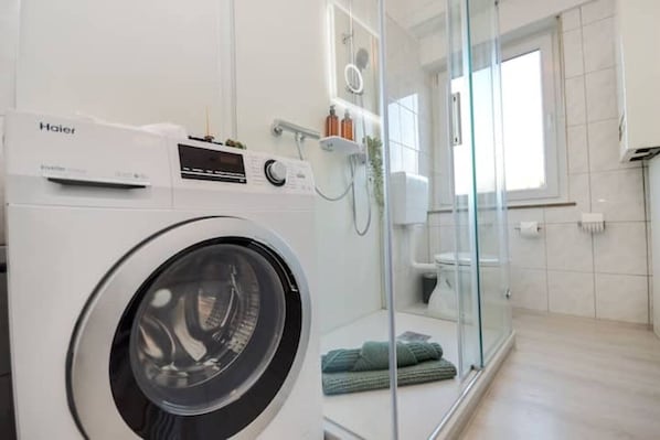 Dusche, Haartrockner, Handtücher, Seife