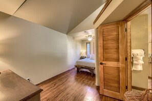 4 habitaciones, escritorio y espacio para trabajar con laptop