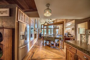 Hus, 4 soverom | Eget kjøkken | Kjøleskap, ovn, kokeplater og kaffetrakter/tekoker