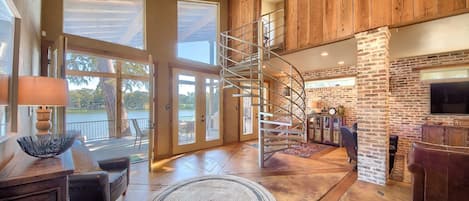 House, 4 Bedrooms | Living area | Smart TV