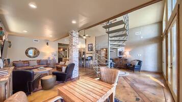 House, 4 Bedrooms | Ruang tamu | TV Pintar