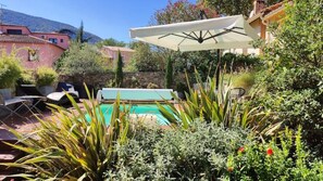 Utendørsbasseng og et oppvarmet basseng