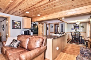 Smart TV, fireplace, DVD player - Stepaway Vacation Rentals- Seven Pines (St. Germain)