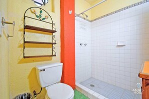 Shower, hair dryer, towels, soap - Garden Patio Stay 1 Block from Malecón & Beach (La Paz)