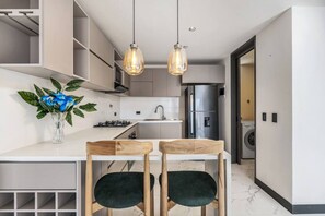 Kühlschrank, Mikrowelle, Ofen, Herdplatte