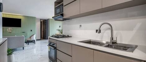 ثلاجة، ميكروويف، فرن، موقد طهي مسطح