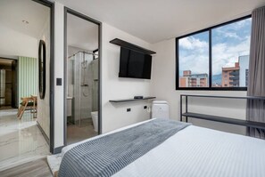 3 bedrooms, desk, iron/ironing board, travel crib