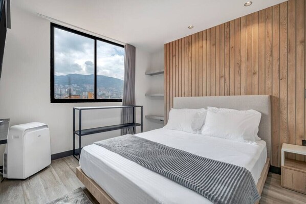 3 室のベッドルーム、デスク、アイロン / アイロン台、旅行用ベビーベッド