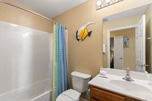 Een douche, een haardroger, handdoeken