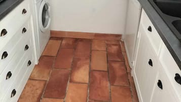 Frigorífico, microondas, placa de cocina y lavavajillas