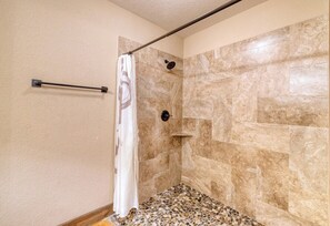 Shower, toilet paper - Happy Hour @ Frio Premier Rental Homes (Concan)