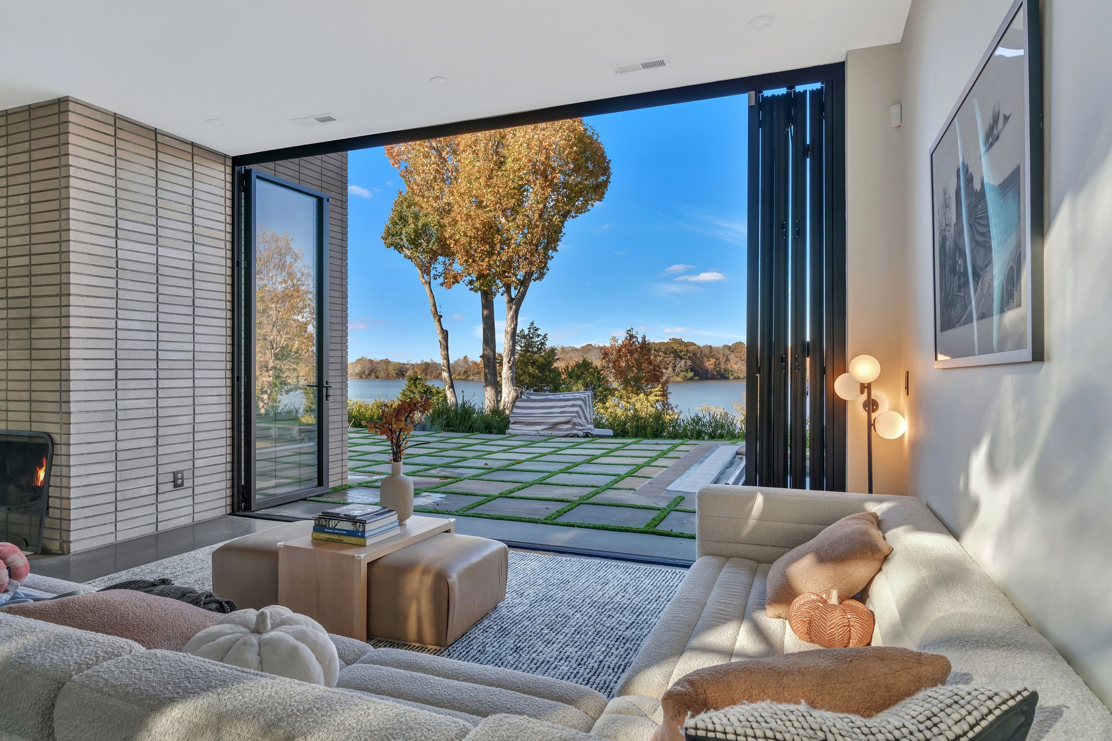 Téléviseur connecté, foyer, chaîne audio, écran d’ordinateur