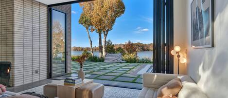 Téléviseur connecté, foyer, chaîne audio, écran d’ordinateur