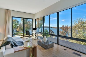 Älytelevisio, takka, stereot, tietokoneen näyttö