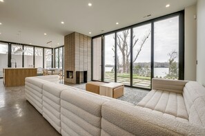 Älytelevisio, takka, stereot, tietokoneen näyttö