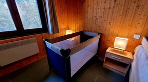 2 chambres, lit parapluie, draps fournis