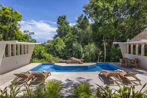 Una piscina al aire libre