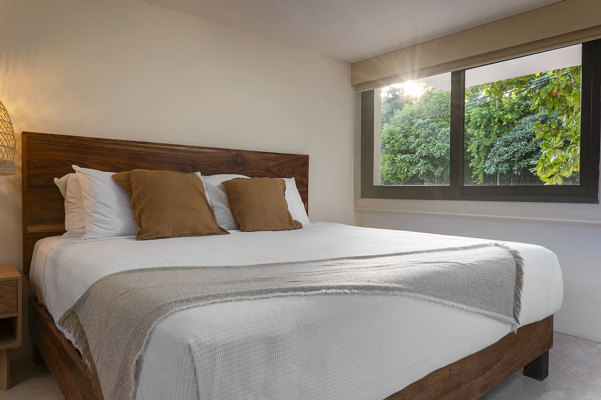 Apartamento de lujo | 2 dormitorios, caja fuerte, escritorio y cortinas opacas