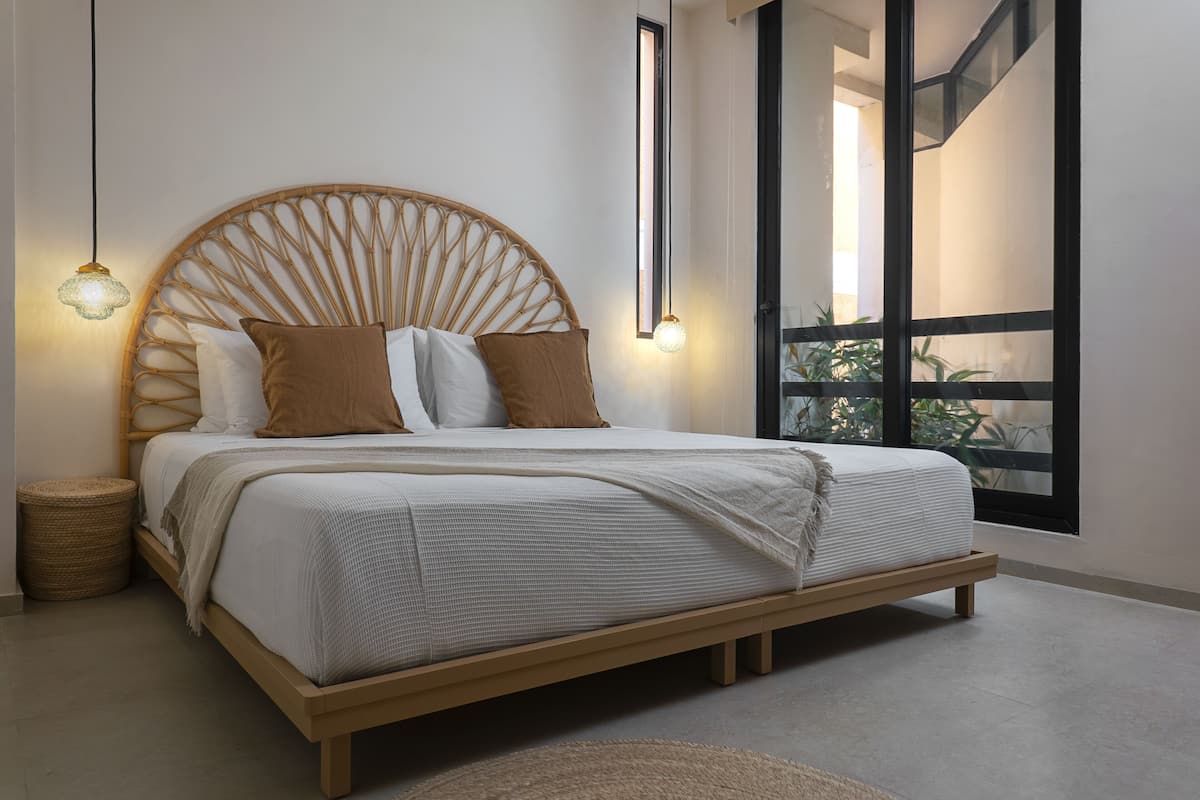 Apartamento exclusivo | 2 dormitorios, caja fuerte, escritorio y cortinas opacas