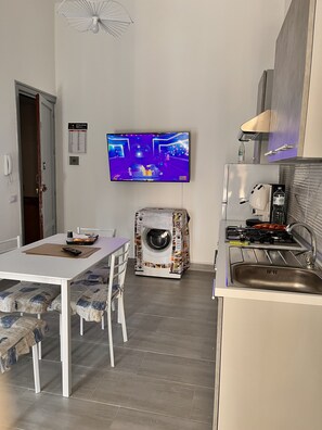 Kjøleskap, mikrobølgeovn, ovn og kokeplater