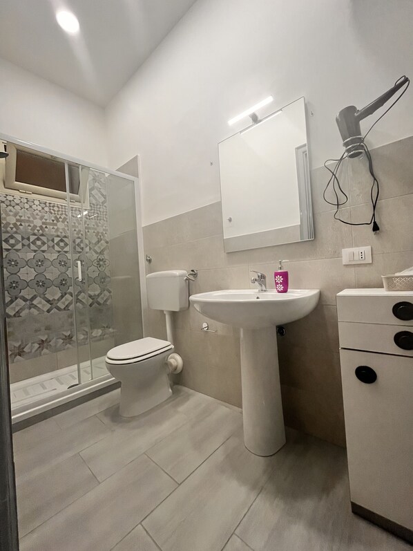 تجهيزات دش، مجففات شعر، مناشف، صابون