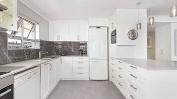 Apartment (2 Bedrooms) | Private kitchen | Full-size fridge, microwave, oven, stovetop