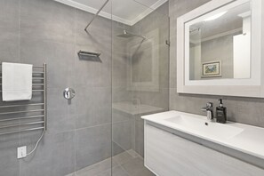 Apartment (2 Bedrooms) | Bathroom
