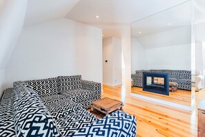 Deluxe Apartment, 3 Bedrooms, Non Smoking | Living area | 16-inch TV with cable channels, fireplace - Villa Azzurra Cascais 3BR (Cascais)