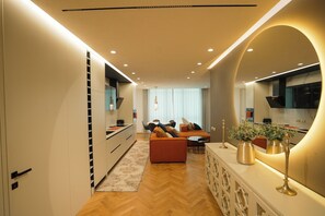 Appartement Luxe | Coin séjour | TV connectée de 55 pouces avec chaînes numériques, cheminée