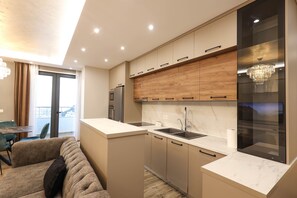 Grand réfrigérateur, four, grille-pain, congélateur