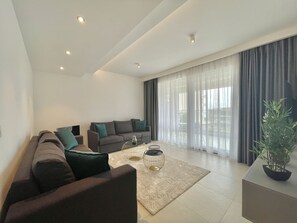 Family Apartment | Living area | 42-inch Smart TV with cable channels - Horizon Residences Andjela (Becici)